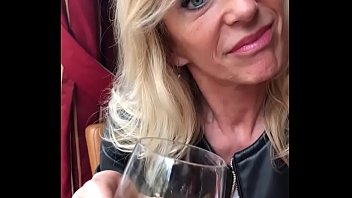 Французская милфа занимается сексом с барменом на глазах у мужа смотреть на xvideos
